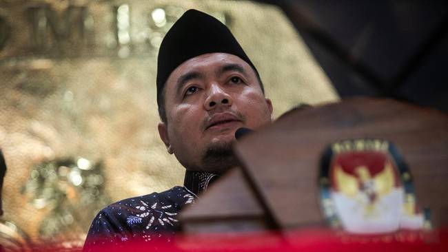 Plt Ketua Komisi Pemilihan Umum (KPU) Mochammad Afifuddin mengatakan salah satu penyelenggara pemilu yang mengundurkan diri adalah Ketua KPU Gorontalo, Fadliyanto Koem, karena hendak maju sebagai calon bupati Gorontalo. [CNN Indonesia/Adi Maulana Ibrahim]