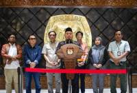 Plt Ketua KPU Mochammad Afifuddin menentukan agenda prioritas untuk memastikan tahapan Pilkada 2024 tak akan terganggu. [CNNIndonesia/Adi Maulana I]