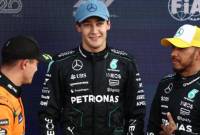 Duo Mercedes mengunci barisan depan di Silverstone, tapi George Russell-lah yang lebih unggul, dan Lando Norris posisi ketiga. [planetf1-com]
