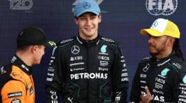 Duo Mercedes mengunci barisan depan di Silverstone, tapi George Russell-lah yang lebih unggul, dan Lando Norris posisi ketiga. [planetf1-com]
