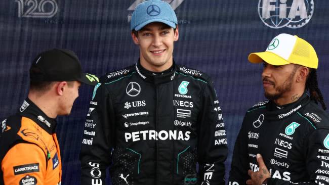 Duo Mercedes mengunci barisan depan di Silverstone, tapi George Russell-lah yang lebih unggul, dan Lando Norris posisi ketiga. [planetf1-com]