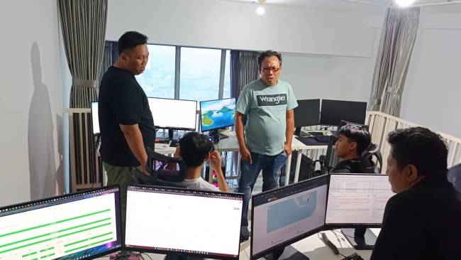 Polisi menggerebek sebuah unit apartemen di kawasan Grogol Petamburan, Jakarta Barat (Jakbar) yang dijadikan markas judi online. [Foto: Istimewa]