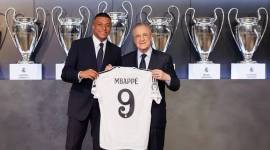 Kylian Mbappe resmi menjadi pemain Real Madrid dan dikontrak selama 5 tahun. [Real Madrid/Pedro Castillo]