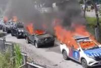 Mobil TNI/Polri dibakar massa di Puncak Jaya. [Foto: Istimewa]