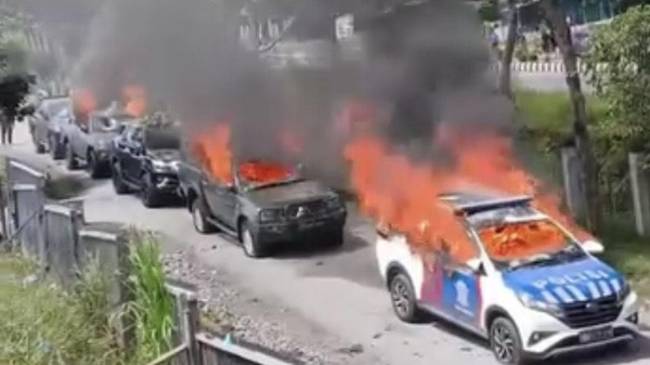 Mobil TNI/Polri dibakar massa di Puncak Jaya. [Foto: Istimewa]