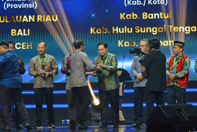 Bupati Hulu Sungai Tengah Aulia Oktafiandi saat menerima penghargaan dari Mendikbudristek, Nadiem Anwar Makarim dalam gelaran Anugerah Merdeka Belajar 2024 di Plenary Hall Jakarta Convention Center (JCC), Jakarta, Jumat (5/7/2024). [Foto: dok. Kemendikbudristek]