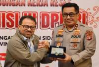 Kapolda Kalimantan Tengah, Irjen Polisi Djoko Poerwanto, pada saat menerima cinderamata dari Wakil Ketua Komisi III DPR RI, Pangeran Khairul Saleh, usai rapat dengar pendapat, di Ballroom Batuah Hotel Mercure, Kota Pangkalan Bun, Kotawaringin Barat, Senin (15/7/2024). [ANTARA/HO-Humas Polda Kalteng]