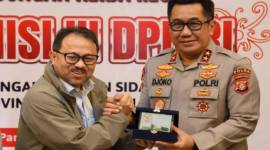 Kapolda Kalimantan Tengah, Irjen Polisi Djoko Poerwanto, pada saat menerima cinderamata dari Wakil Ketua Komisi III DPR RI, Pangeran Khairul Saleh, usai rapat dengar pendapat, di Ballroom Batuah Hotel Mercure, Kota Pangkalan Bun, Kotawaringin Barat, Senin (15/7/2024). [ANTARA/HO-Humas Polda Kalteng]