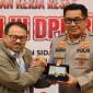 Kapolda Kalimantan Tengah, Irjen Polisi Djoko Poerwanto, pada saat menerima cinderamata dari Wakil Ketua Komisi III DPR RI, Pangeran Khairul Saleh, usai rapat dengar pendapat, di Ballroom Batuah Hotel Mercure, Kota Pangkalan Bun, Kotawaringin Barat, Senin (15/7/2024). [ANTARA/HO-Humas Polda Kalteng]