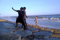 Pengunjung sedang swafoto di Pantai Penajam, Kabupaten Penajam Paser Utara, Kaltim. [ANTARA/M Ghofar]
