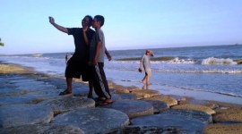 Pengunjung sedang swafoto di Pantai Penajam, Kabupaten Penajam Paser Utara, Kaltim. [ANTARA/M Ghofar]
