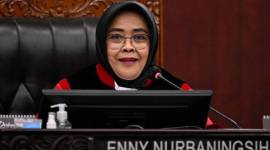 Hakim MK meminta Novel Baswedan dkk untuk memperjelas permohonan uji materiil Pasal 29 huruf e UU KPK terkait syarat usia minimal calon pimpinan (capim). [AFP/ADEK BERRY]