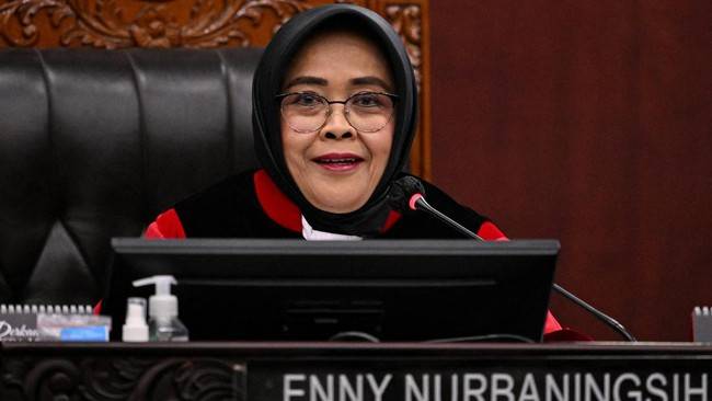Hakim MK meminta Novel Baswedan dkk untuk memperjelas permohonan uji materiil Pasal 29 huruf e UU KPK terkait syarat usia minimal calon pimpinan (capim). [AFP/ADEK BERRY]