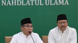 
Ketua Umum Pengurus Besar Nahdlatul Ulama (PBNU) Yahya Cholil Staquf (kiri) didampingi Sekjen PBNU Saifullah Yusuf (kanan). [ANTARA FOTO/AKBAR NUGROHO GUMAY]