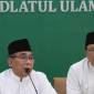 
Ketua Umum Pengurus Besar Nahdlatul Ulama (PBNU) Yahya Cholil Staquf (kiri) didampingi Sekjen PBNU Saifullah Yusuf (kanan). [ANTARA FOTO/AKBAR NUGROHO GUMAY]