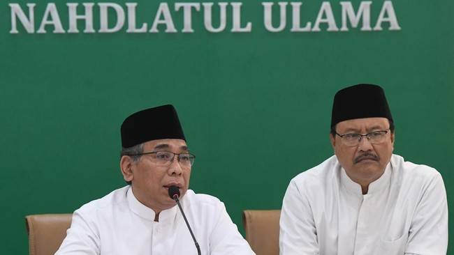 
Ketua Umum Pengurus Besar Nahdlatul Ulama (PBNU) Yahya Cholil Staquf (kiri) didampingi Sekjen PBNU Saifullah Yusuf (kanan). [ANTARA FOTO/AKBAR NUGROHO GUMAY]