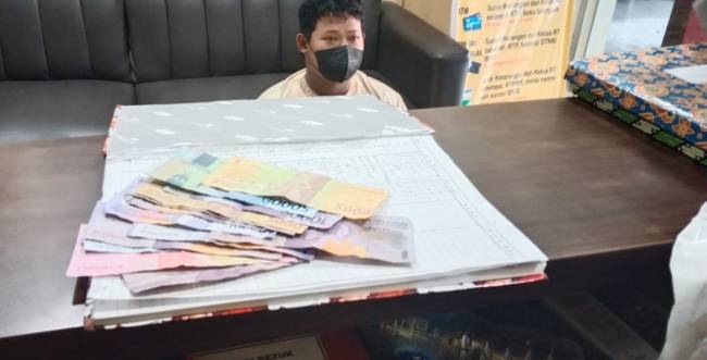 RI (19), terpaksa diamankan anggota Buru Sergap (Buser) Banjarmasin Barat,  Selasa (16/7/2024). (SuarIndonesia/DO)