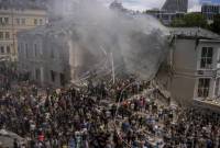 Pekerja darurat memberikan bantuan di rumah sakit anak-anak Okhmatdyt yang terkena rudal Rusia, di Kyiv, Ukraina, Senin (8/7/2024).
[AP/Alex Babenko]