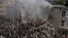 Pekerja darurat memberikan bantuan di rumah sakit anak-anak Okhmatdyt yang terkena rudal Rusia, di Kyiv, Ukraina, Senin (8/7/2024).
[AP/Alex Babenko]