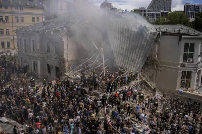 Pekerja darurat memberikan bantuan di rumah sakit anak-anak Okhmatdyt yang terkena rudal Rusia, di Kyiv, Ukraina, Senin (8/7/2024).
[AP/Alex Babenko]
