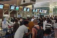 Sejumlah penumpang penerbangan saat mengantri di conter check in di Terminal Bandara Internasional Soekarno-Hatta. [Antara/Azmi Samsul Maarif]
