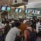 Sejumlah penumpang penerbangan saat mengantri di conter check in di Terminal Bandara Internasional Soekarno-Hatta. [Antara/Azmi Samsul Maarif]
