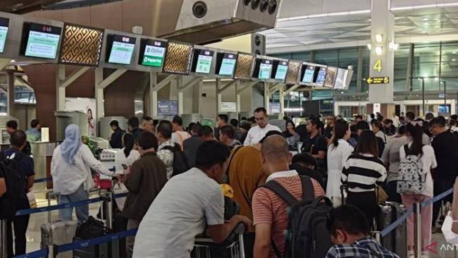 Sejumlah penumpang penerbangan saat mengantri di conter check in di Terminal Bandara Internasional Soekarno-Hatta. [Antara/Azmi Samsul Maarif]
