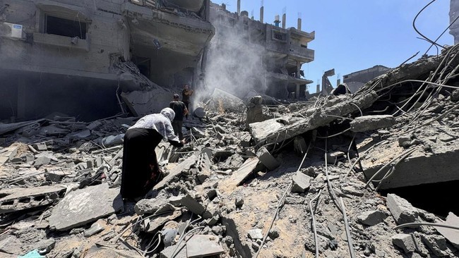 Israel masih terus melancarkan serangan-serangan di kamp pengungsi Gaza, warga sipil terus jadi korban. [REUTERS/AYMAN AL HASSI]