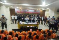 Jumpa pers pengungkapan kasus judi online (judol) di Polres Metro Jakarta Barat, Jumat (12/7/2024). Polres Metro Jakbar menangkap 7 orang sindikat peretas situs pemerintah untuk judi online di sebuah apartemen. Sindikat ini meraup Rp 170 miliar dalam tiga bulan terakhir. [ANTARA/Risky Syukur]
