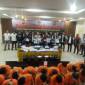 Jumpa pers pengungkapan kasus judi online (judol) di Polres Metro Jakarta Barat, Jumat (12/7/2024). Polres Metro Jakbar menangkap 7 orang sindikat peretas situs pemerintah untuk judi online di sebuah apartemen. Sindikat ini meraup Rp 170 miliar dalam tiga bulan terakhir. [ANTARA/Risky Syukur]
