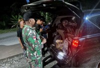 Petugas Satgas Pengamanan Pebatasan Indonesia-Malaysia, Yonkav 12/BC melakukan sweeping pada salah satu mobil masyarakat yang melintasi perbatasan Indonesia-Malaysia pada malam hari, sebagai upaya memperketat keamanan dan mencegah masuknya narkoba serta barang-barang ilegal lainnya ke Kalimantan Barat, Selasa (2/7/2024). [ANTARA/HO-Pendam XII/Tpr]