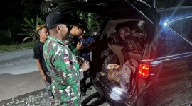 Petugas Satgas Pengamanan Pebatasan Indonesia-Malaysia, Yonkav 12/BC melakukan sweeping pada salah satu mobil masyarakat yang melintasi perbatasan Indonesia-Malaysia pada malam hari, sebagai upaya memperketat keamanan dan mencegah masuknya narkoba serta barang-barang ilegal lainnya ke Kalimantan Barat, Selasa (2/7/2024). [ANTARA/HO-Pendam XII/Tpr]