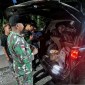 Petugas Satgas Pengamanan Pebatasan Indonesia-Malaysia, Yonkav 12/BC melakukan sweeping pada salah satu mobil masyarakat yang melintasi perbatasan Indonesia-Malaysia pada malam hari, sebagai upaya memperketat keamanan dan mencegah masuknya narkoba serta barang-barang ilegal lainnya ke Kalimantan Barat, Selasa (2/7/2024). [ANTARA/HO-Pendam XII/Tpr]