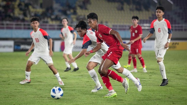 Dengan 10 pemain Timnas Indonesia U-16 kalah dari Australia di semifinal Piala AFF U-16 2024 berlangsung di Stadion Manahan, Solo, Senin (1/7/2024) malam. Timnas Indonesia U-16 harus main di perebutan peringkat ketiga Piala AFF U-16 2024. [ANTARA FOTO/MOHAMMAD AYUDHA]

