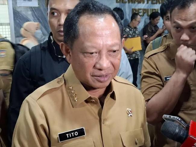 Menteri Dalam Negeri Tito Karnavian menyatakan pelantikan para kepala daerah terpilih dalam Pilkada serentak 2024 digelar bertahap mulai 1 Januari 2025. [okezone]