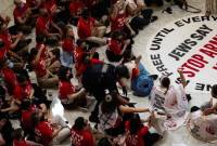 Ratusan umat Yahudi AS menggelar protes di gedung rotunda Capitol Hill pada Selasa (23/7/2024) malam jelang kedatangan Perdana Menteri Israel Benjamin Netanyahu. (Getty Images via AFP/TIERNEY L. CROSS)