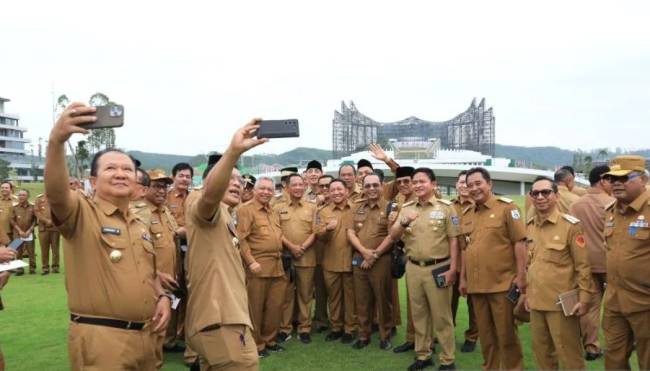 Mendagri Tito Karnavian saat meninjau infrastruktur embung di IKN bersama seluruh kepala daerah se-Indonesia di Kabupaten Penajam Paser Utara, Provinsi Kalimantan Timur (Kaltim), Selasa (13/8/2024) SuarIndonesia/ANTARA.
