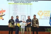 Ketua Umum PWI Pusat, Hendry Ch Bangun menyerahkan Piala Presiden RI kepada Ketua PWI Kalsel, Zainal Helmie yang menjadi tuan rumah sekaligus juara umum dalam perhelatan Porwanas XIV 2024. Porwanas ditutup secara resmi di Mahligai Pancasila, MInggu (25/8/2024) malam. (SuarIndonesia/Ist)