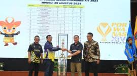 Ketua Umum PWI Pusat, Hendry Ch Bangun menyerahkan Piala Presiden RI kepada Ketua PWI Kalsel,  Zainal Helmie yang menjadi tuan rumah sekaligus juara umum dalam perhelatan Porwanas XIV 2024. Porwanas ditutup secara resmi di Mahligai Pancasila, MInggu (25/8/2024) malam. (SuarIndonesia/Ist)