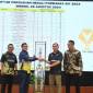 Ketua Umum PWI Pusat, Hendry Ch Bangun menyerahkan Piala Presiden RI kepada Ketua PWI Kalsel,  Zainal Helmie yang menjadi tuan rumah sekaligus juara umum dalam perhelatan Porwanas XIV 2024. Porwanas ditutup secara resmi di Mahligai Pancasila, MInggu (25/8/2024) malam. (SuarIndonesia/Ist)