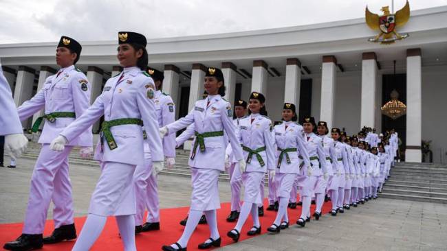 Presiden mengukuhkan 76 anggota Paskibraka 2024 yang nantinya akan bertugas di Istana Negara, IKN pada 17 Agustus 2024. Suarindonesia/ANTARA FOTO/Sigid Kurniawan