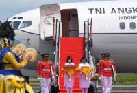 Duplikat bendera pusaka merah putih tiba di Bandara Internasional Sultan Aji Muhammad Sulaiman Sepinggan, Balikpapan, Sabtu (10/8/2024). (SuarIndonesia/Antara /M Risyal Hidayat)
      