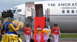 Duplikat bendera pusaka merah putih tiba di Bandara Internasional Sultan Aji Muhammad Sulaiman Sepinggan, Balikpapan, Sabtu (10/8/2024). (SuarIndonesia/Antara /M Risyal Hidayat)
      