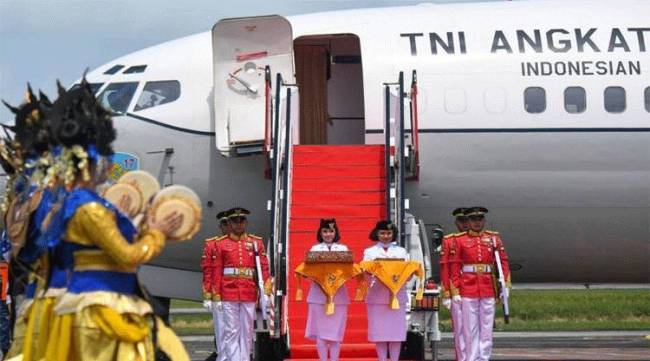 Duplikat bendera pusaka merah putih tiba di Bandara Internasional Sultan Aji Muhammad Sulaiman Sepinggan, Balikpapan, Sabtu (10/8/2024). (SuarIndonesia/Antara /M Risyal Hidayat)
      