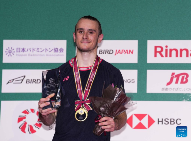 Pebulu tangkis tunggal putra Prancis, Alex Lanier di podium Japan Open 2024 di Yokohama Arena, Minggu (25/8/2024).(Xinhua/Zhang Xiaoyu)