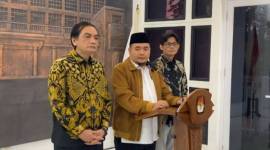 Ketua KPU RI Muhammad Afifuddin (tengah) usai rapat pleno penetapan perolehan suara dan jumlah kursi partai politik hasil Pileg DPR RI 2024, Minggu (25/8/2024) di Kantor KPU RI.(KOMPAS.com/Tria Sutrisna)
