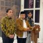Ketua KPU RI Muhammad Afifuddin (tengah) usai rapat pleno penetapan perolehan suara dan jumlah kursi partai politik hasil Pileg DPR RI 2024, Minggu (25/8/2024) di Kantor KPU RI.(KOMPAS.com/Tria Sutrisna)
