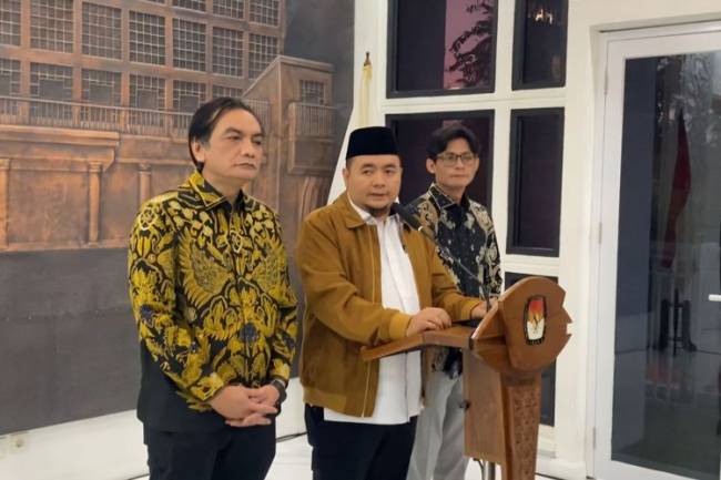 Ketua KPU RI Muhammad Afifuddin (tengah) usai rapat pleno penetapan perolehan suara dan jumlah kursi partai politik hasil Pileg DPR RI 2024, Minggu (25/8/2024) di Kantor KPU RI.(KOMPAS.com/Tria Sutrisna)
