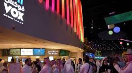 Warga Saudi berkumpul di gedung bioskop di pusat perbelanjaan Riyadh Park. [Getty file photo]