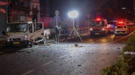 Petugas keamanan dan tanggap darurat Israel menutup lokasi ledakan bom di Tel Aviv, Minggu (18/8/2024) waktu setempat. (AFP)